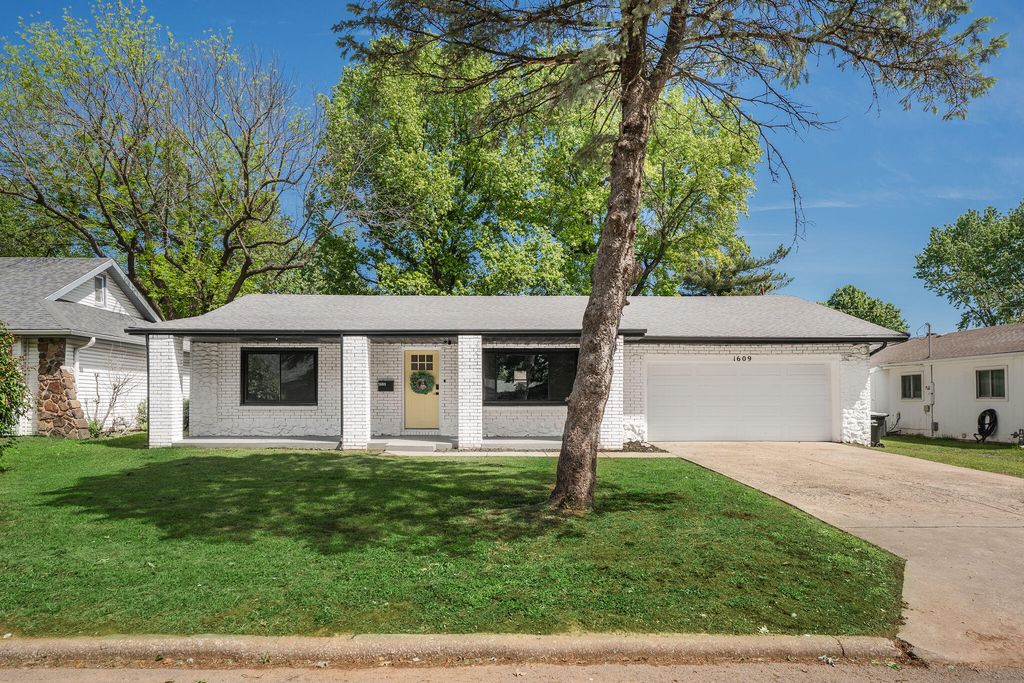 1609 W Berkeley Street, Springfield, MO 65807
