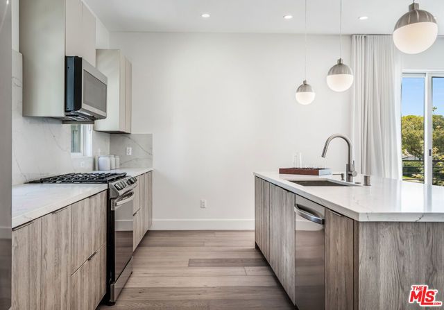 1573 Hi Point Street, Los Angeles, CA 90035