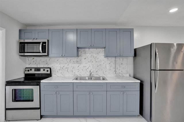 260 NE 41st Street, Oakland Park, FL 33334