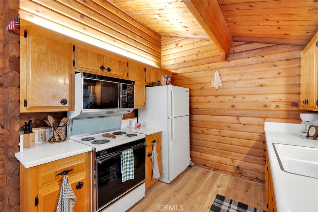 Image 10 of property listing at 2130 Spring Oak, Running Springs, CA 92382