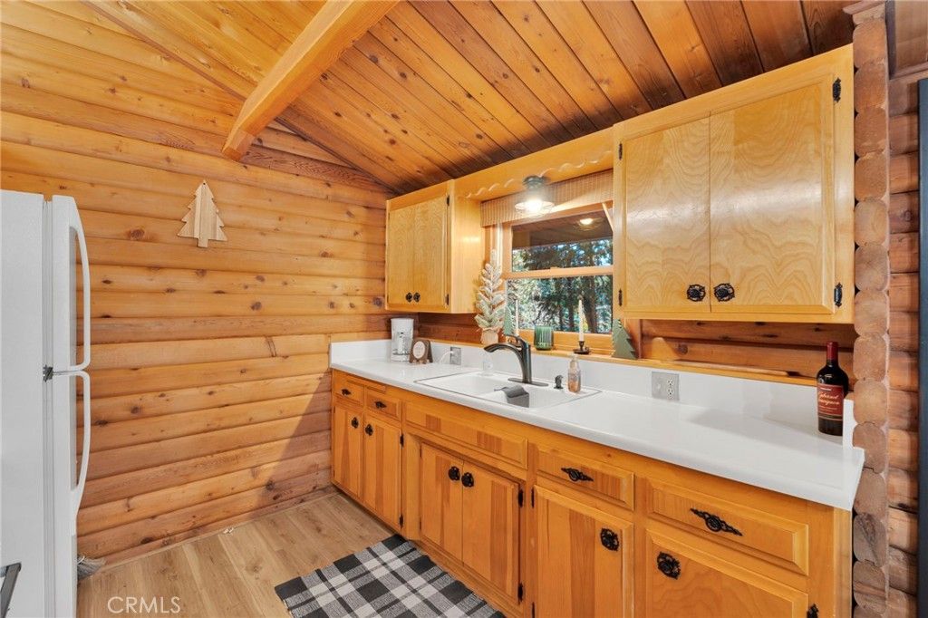 Image 11 of property listing at 2130 Spring Oak, Running Springs, CA 92382