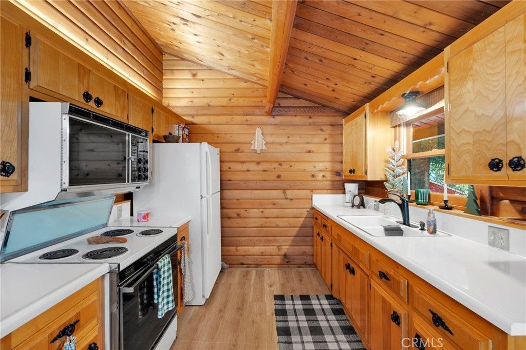 Image 9 of property listing at 2130 Spring Oak, Running Springs, CA 92382