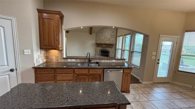 124 Heritage Parkway W, Decatur, TX 76234