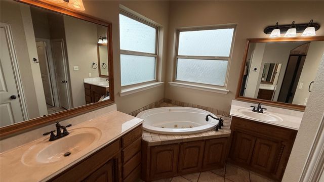 124 Heritage Parkway W, Decatur, TX 76234