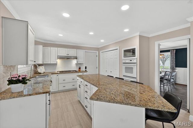 16025 Hunters Way Drive, Chesterfield, MO 63017