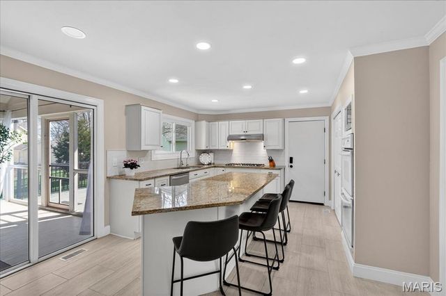 16025 Hunters Way Drive, Chesterfield, MO 63017