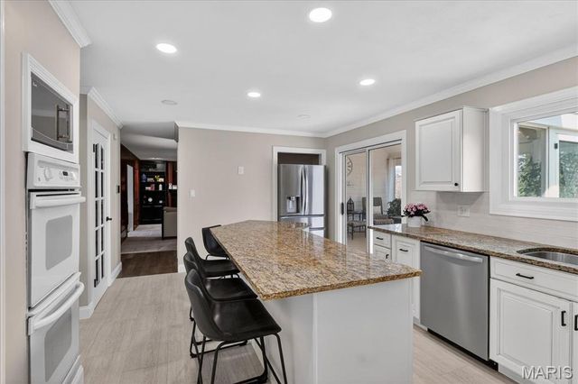 16025 Hunters Way Drive, Chesterfield, MO 63017