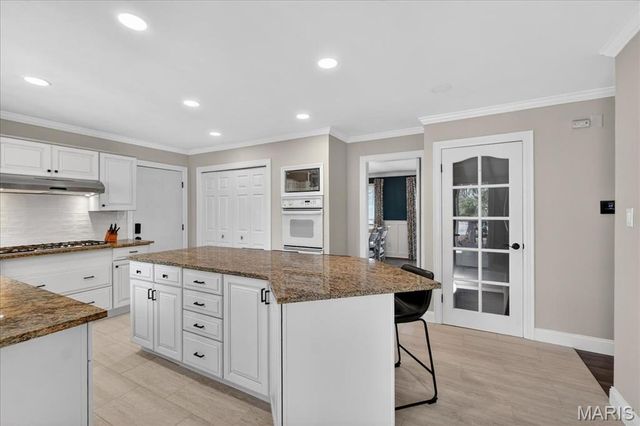 16025 Hunters Way Drive, Chesterfield, MO 63017