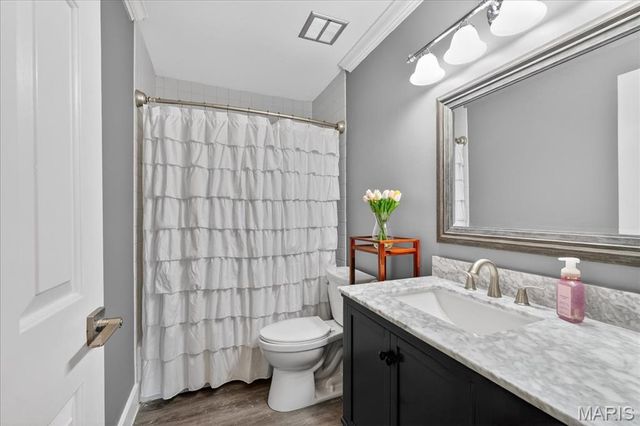 16025 Hunters Way Drive, Chesterfield, MO 63017