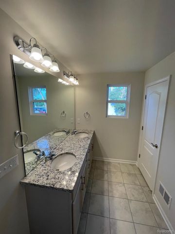 22470 Woodbridge Lane 28, Novi, MI 48375