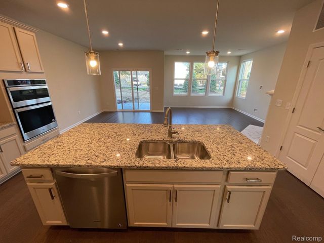 22470 Woodbridge Lane 28, Novi, MI 48375