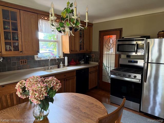 20695 Huntington Avenue, Harper Woods, MI 48225