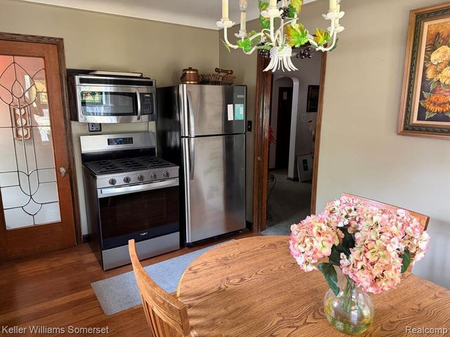 20695 Huntington Avenue, Harper Woods, MI 48225
