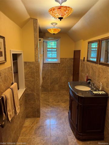 20695 Huntington Avenue, Harper Woods, MI 48225