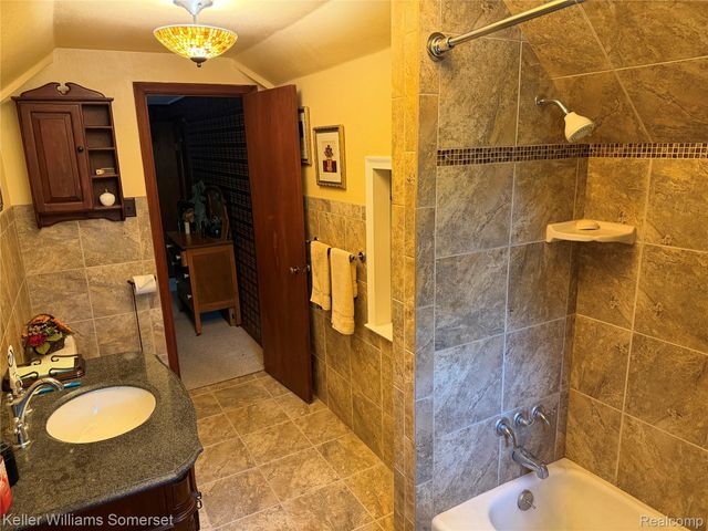20695 Huntington Avenue, Harper Woods, MI 48225