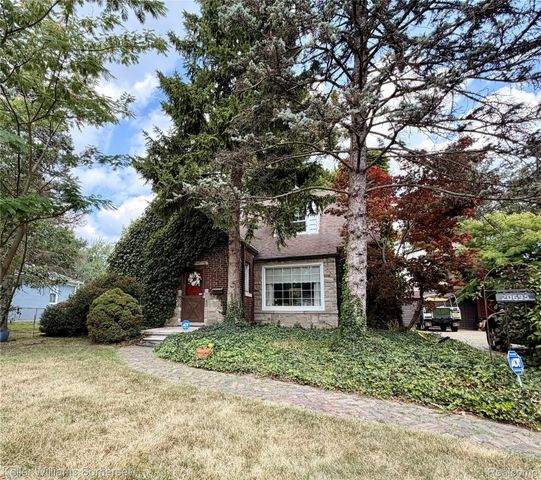 20695 Huntington Avenue, Harper Woods, MI 48225