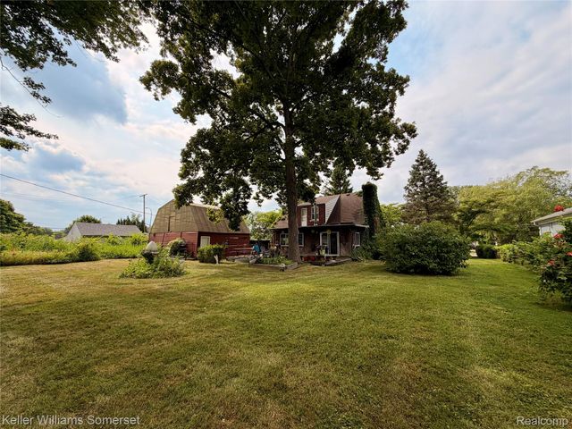 20695 Huntington Avenue, Harper Woods, MI 48225