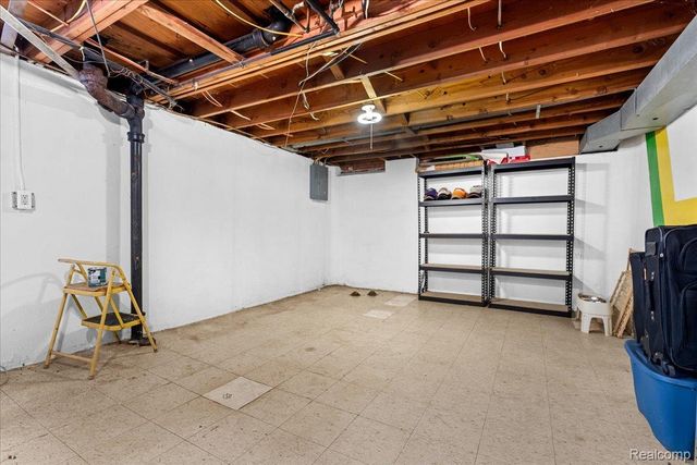 30124 Garry Avenue, Madison Heights, MI 48071