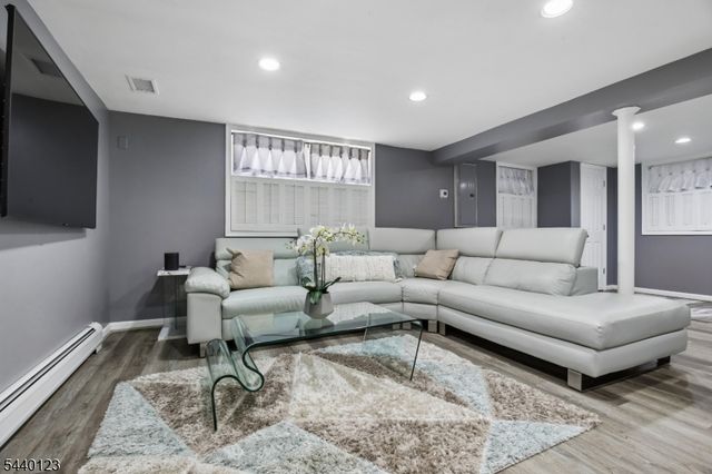 22 Woodhaven Rd, Parsippany-troy Hills Twp., NJ 07054