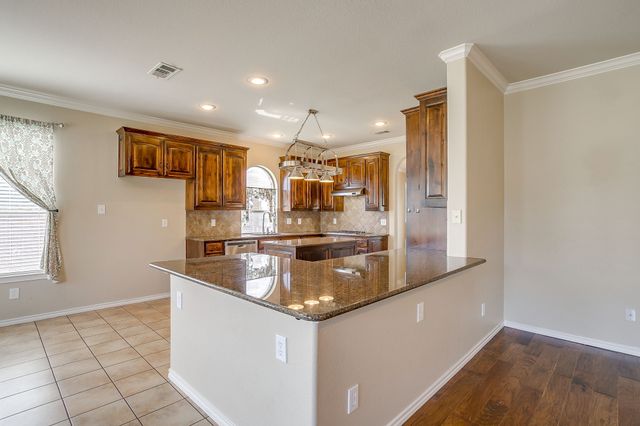 9 Tallwood Lane, Edgecliff Village, TX 76134