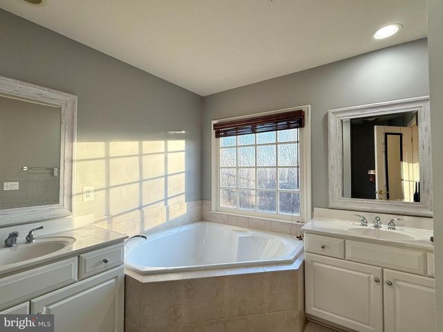 819 OAK KNOLL TER, Rockville, MD 20850