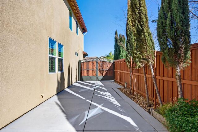 2201 Symphony Ave, Roseville, CA 95747