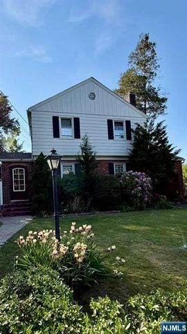 33 Harvey Avenue, Rochelle Park, NJ 07662