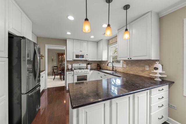 2356 Richmond Drive, Wheaton, IL 60189