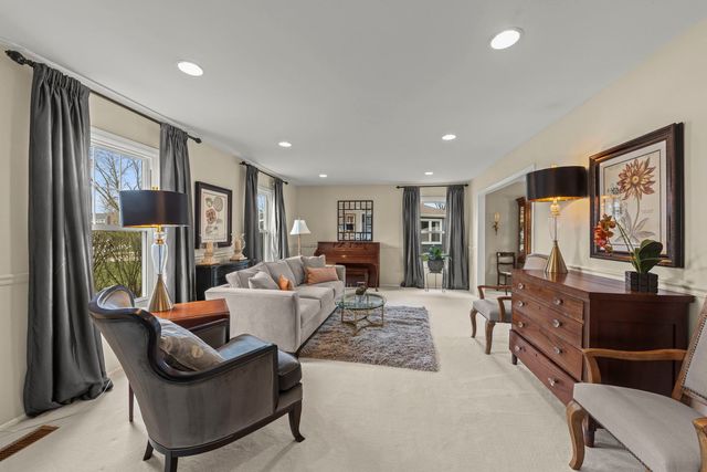 2356 Richmond Drive, Wheaton, IL 60189