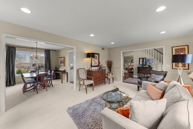 2356 Richmond Drive, Wheaton, IL 60189