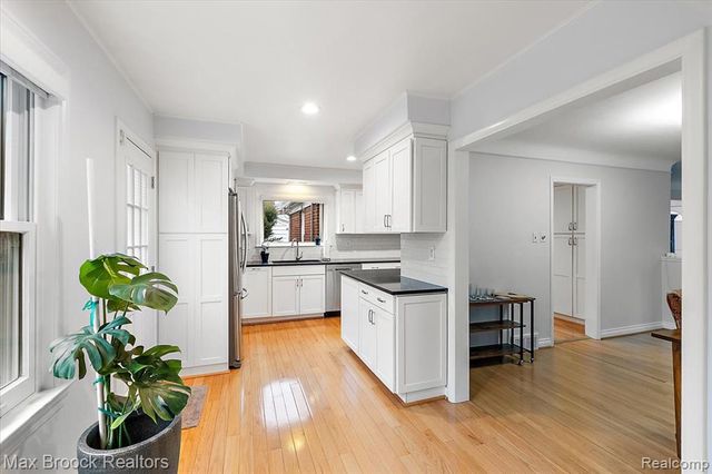 32350 Sheridan Drive, Beverly Hills, MI 48025