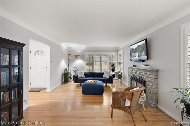 32350 Sheridan Drive, Beverly Hills, MI 48025