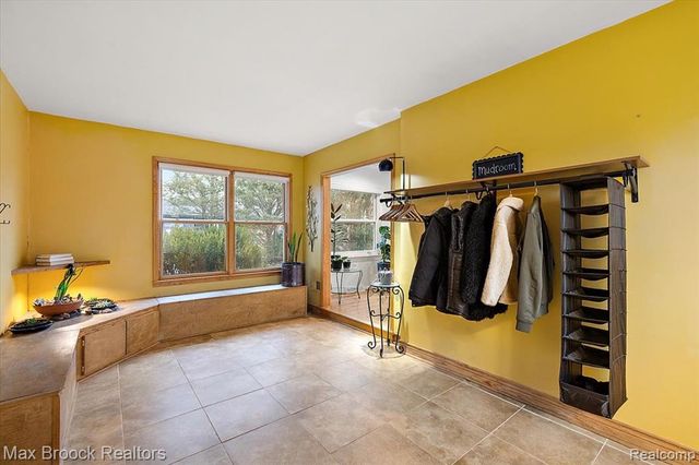 32350 Sheridan Drive, Beverly Hills, MI 48025