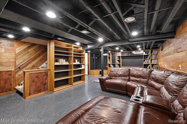 32350 Sheridan Drive, Beverly Hills, MI 48025