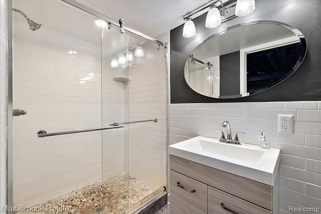 32350 Sheridan Drive, Beverly Hills, MI 48025