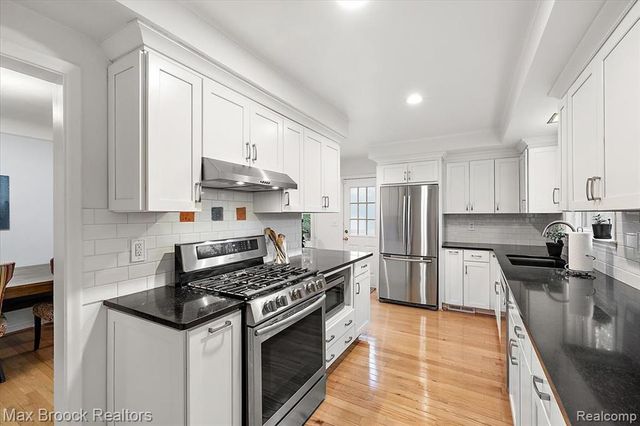 32350 Sheridan Drive, Beverly Hills, MI 48025