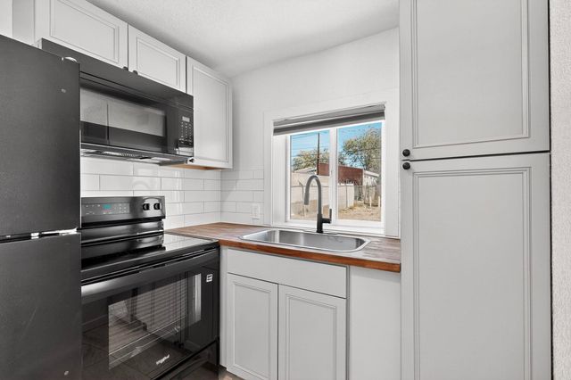 116 Stanford Drive SE, Albuquerque, NM 87106