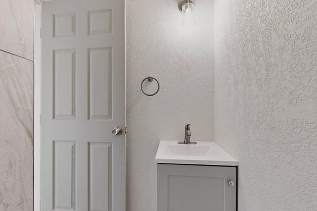 116 Stanford Drive SE, Albuquerque, NM 87106