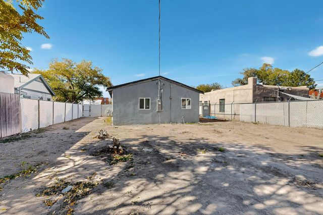 116 Stanford Drive SE, Albuquerque, NM 87106