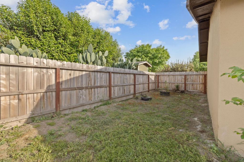 Image 32 of property listing at 4312 W Dorothea Avenue, Visalia, CA 93277