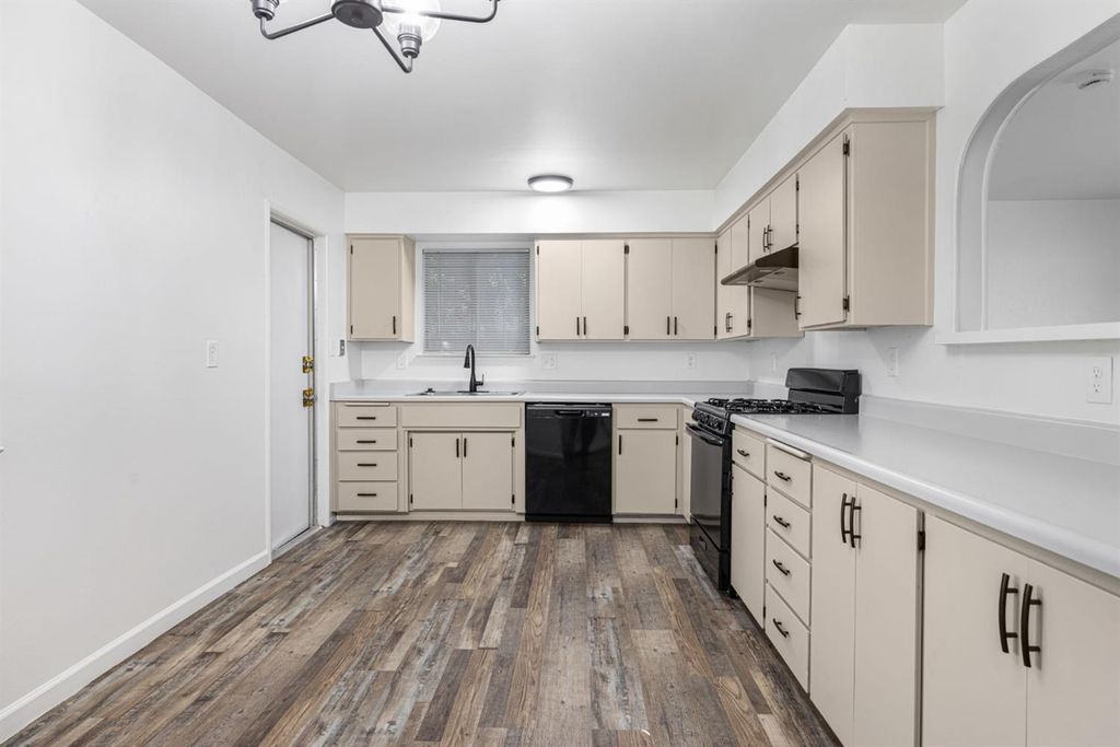 Image 6 of property listing at 4312 W Dorothea Avenue, Visalia, CA 93277