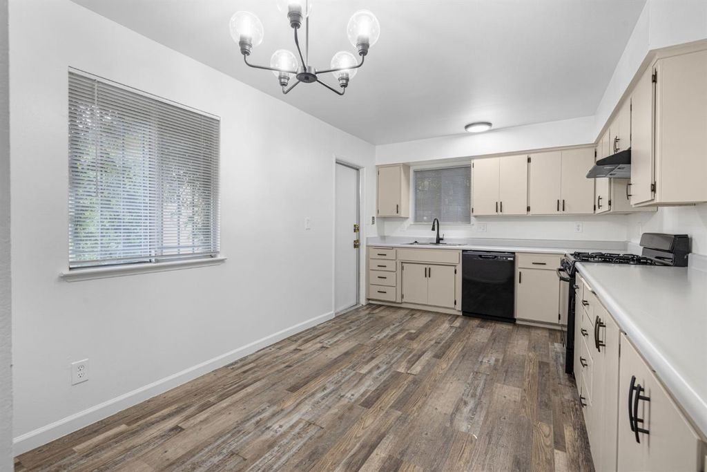 Image 7 of property listing at 4312 W Dorothea Avenue, Visalia, CA 93277