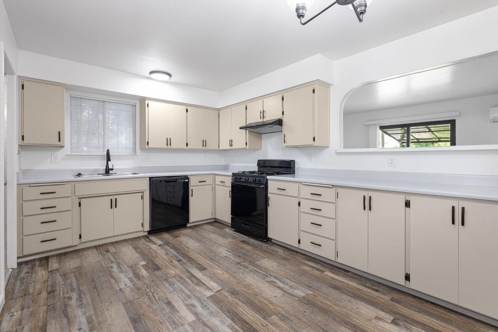 Image 8 of property listing at 4312 W Dorothea Avenue, Visalia, CA 93277