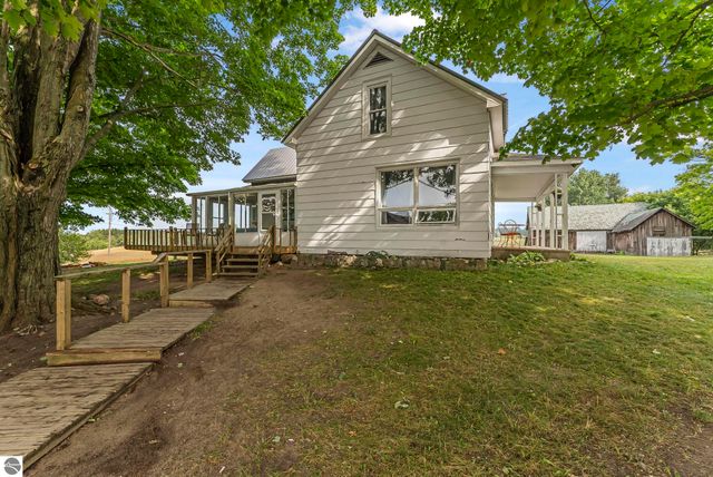 11470 S 39 Road, Cadillac, MI 49601