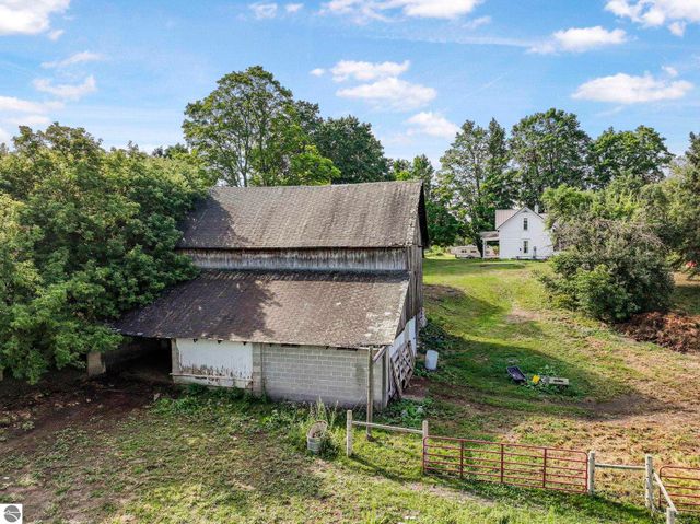 11470 S 39 Road, Cadillac, MI 49601