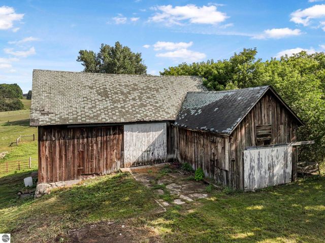 11470 S 39 Road, Cadillac, MI 49601