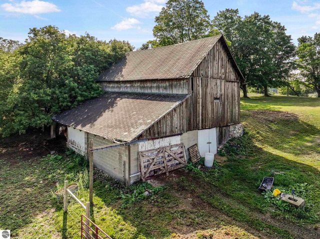 11470 S 39 Road, Cadillac, MI 49601