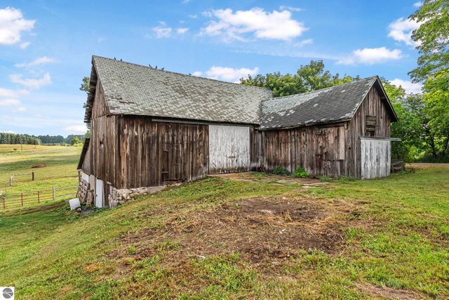 11470 S 39 Road, Cadillac, MI 49601