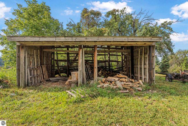 11470 S 39 Road, Cadillac, MI 49601