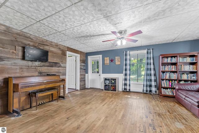 11470 S 39 Road, Cadillac, MI 49601